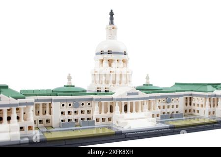 Edificio del Campidoglio fatto di cubi lego, isolato su sfondo bianco, da vicino Foto Stock