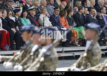 Bruxelles, Belgio. 4 luglio 2024. Il ministro della difesa Ludivine Dedonder si siede tra l'ammiraglio capo uscente della difesa Michel Hofman (L) e il nuovo capo della difesa Frederik Vansina (R) in una cerimonia della difesa belga per trasferire il comando dall'uscente al capo di stato maggiore, giovedì 4 luglio 2024 a Bruxelles. Il tenente generale Vansina succede all'ammiraglio Hofman, che sta lasciando il servizio attivo. BELGA FOTO NICOLAS MAETERLINCK credito: Belga News Agency/Alamy Live News Foto Stock