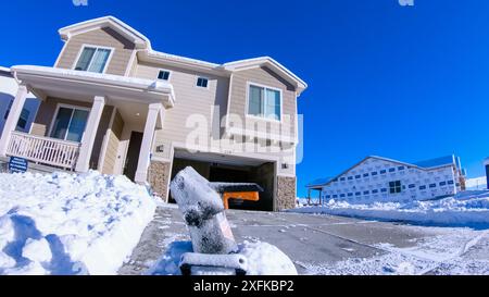 L'abbraccio dell'inverno con una scena di quartiere ricoperta di neve Foto Stock