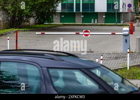 Barriera chiusa, nessun ingresso al parcheggio, la struttura è chiusa Foto Stock