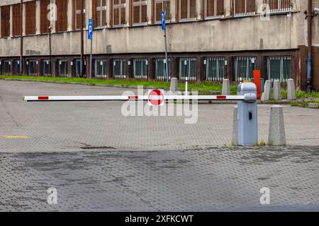 Barriera chiusa, nessun ingresso al parcheggio, la struttura è chiusa Foto Stock