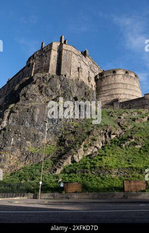 Il castello di Edimburgo nella città di Edimburgo, Scozia, Regno Unito, vista da Johnston Terrace Street. Foto Stock