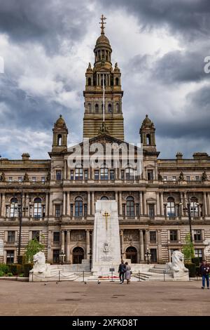 Glasgow City Chambers e il Cenotaph (Memoriale di guerra) presso George Square nella città di Glasgow in Scozia, Regno Unito. Foto Stock