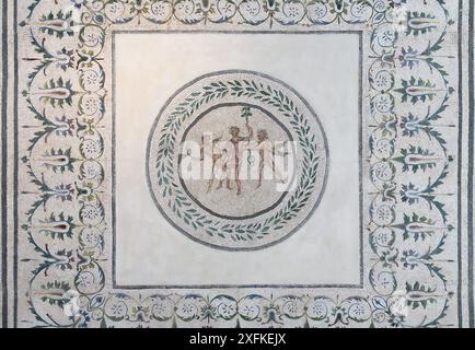 Mosaico geometrico del pavimento decorato con un pannello circolare centrale con Dioniso e due satiri. Opera romana del II secolo d.C., dalla Villa Foto Stock