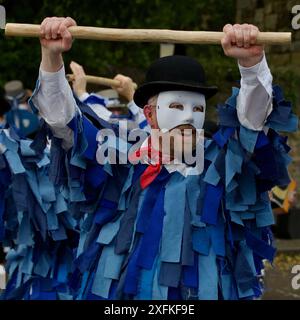 Ballerini e musicisti di Hexham Morris che si esibiscono A Una serata di mezza estate a Corbridge. Una celebrazione annuale che attrae migliaia di visitatori. Foto Stock