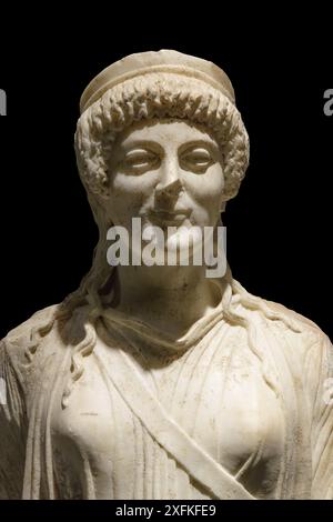 Artemis tipo Napoli. Statua in stile arcaico. Primo periodo imperiale. Periodo Augusto. Roma Foto Stock