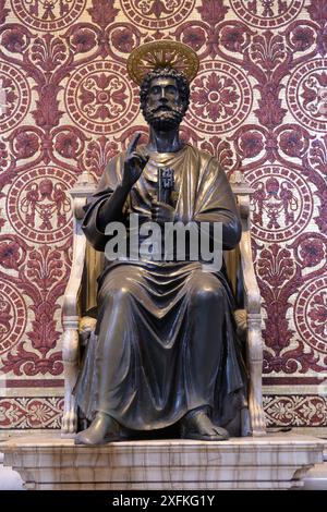 La statua in bronzo di San Pietro che regge le chiavi del cielo, attribuita ad Arnolfo di cambio. Basilica di San Pietro. Roma, Italia Foto Stock