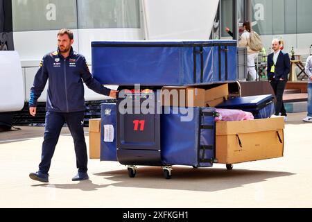 Silverstone, Regno Unito. 4 luglio 2024. Red Bull Racing con merci nel paddock. 04.07.2024. Formula 1 World Championship, Rd 12, Gran Premio di Gran Bretagna, Silverstone, Inghilterra, giornata di preparazione. Il credito fotografico dovrebbe essere: XPB/Alamy Live News. Foto Stock