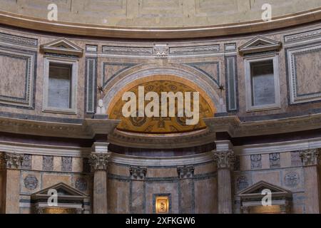 L'interno del Pantheon (Pantheum, Pantheion, "tempio di tutti gli dei"). Tempio romano e chiesa cattolica (basilica di Santa Maria ad Martyres o basilica) Foto Stock