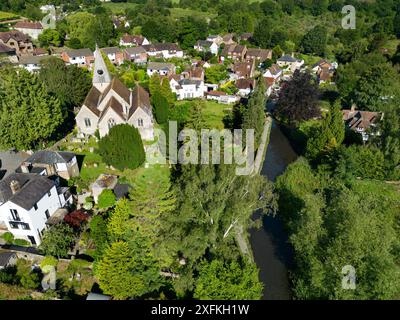 Vista su Loose Village con droni alti, che mostra la chiesa e Loose Brooks (ruscello), vicino a Maidstone, Kent, Regno Unito. Foto Stock