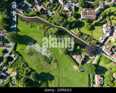 Vista su Loose Village con droni alti, che mostra la chiesa e Loose Brooks (ruscello), vicino a Maidstone, Kent, Regno Unito. Foto Stock