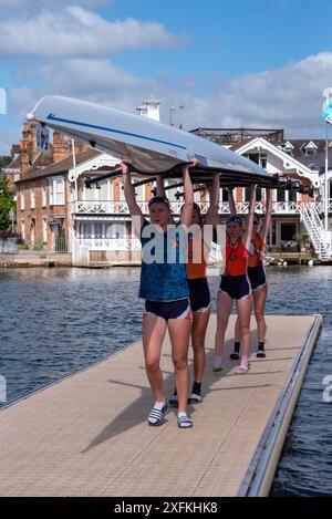 Henley Royal Regatta, Henley-on-Thames, Oxfordshire, Regno Unito, 4 luglio 2024. L'equipaggio di un Lea Rowing Club riporterà la sua barca nella tenda della barca. Crediti: Martin Anderson/Alamy Live News Foto Stock