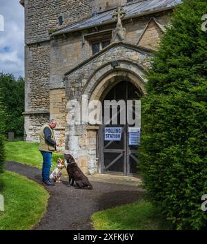 Lincolnshire, Regno Unito. 4 luglio 2024. Elezioni parlamentari nel Regno Unito – Rural Polling Station, All Saints Church, Hough-on-the-Hill, Grantham, Lincolnshire. Crediti: Matt Limb OBE/Alamy Live News Foto Stock