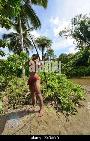 Mentawai cacciatore con arco e freccia, Siberut, Sumatra, luglio 2015 Foto Stock