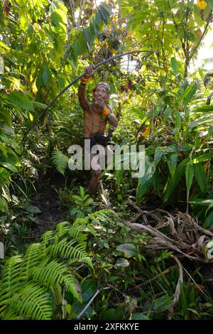 Mentawai cacciatore con arco e freccia, Siberut, Sumatra, luglio 2015 Foto Stock