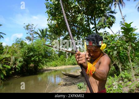 Mentawai cacciatore con arco e freccia, Siberut, Sumatra, luglio 2015 Foto Stock