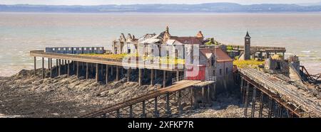 Molo ed edifici abbandonati a Birnbeck Island, Weston-super-Mare Foto Stock