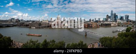 Panorama di Londra che mostra la Cattedrale di St Paul e la City di Londra. 26 giugno 2024 L-R: Unilever House, Blackfriars Bridge, t Bride's Church, Old Bailey Foto Stock