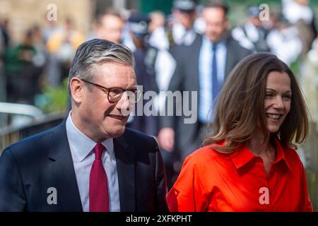 Londra, Regno Unito. 4 luglio 2024. Sir Keir Starmer, leader del Partito Laburista, e sua moglie Victoria, arrivano per esprimere i loro voti in un seggio elettorale a Kentish Town, a nord di Londra, la mattina delle elezioni generali. Il sondaggio finale YouGov proietta una vittoria schiacciante per i laburisti. Crediti: Stephen Chung / Alamy Live News Foto Stock