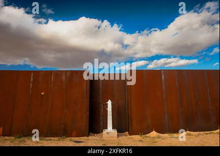 Frontiera muro costruito in acciaio saldato, tra Arizona e Sonora, Messico taglio attraverso il Deserto di Sonora. Pinacate e Gran Deserto Riserva della Biosfera, Messico. Gennaio 2009. Foto Stock