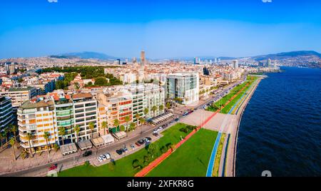 Vista panoramica aerea del parco Kordon di Smirne. Smirne è una città metropolitana sulla costa occidentale dell'Anatolia e capitale della provincia di Smirne in Turchia. Foto Stock