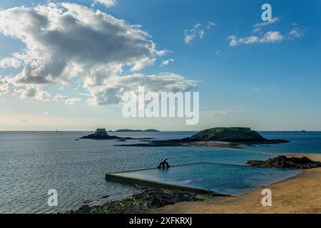 Spiaggia di Bon-Secours, piscina con maree di acqua di mare e isole Grand Bé e Petit Bé a St Malo, llle-et-Vilaine, Bretagna, Francia Foto Stock