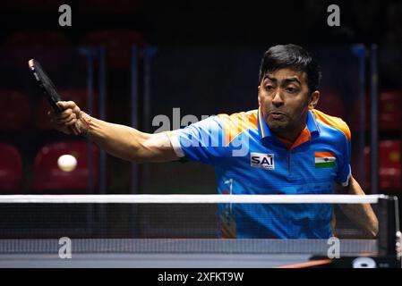 Bangkok, Thailandia. 4 luglio 2024. Harmeet Desai dell'India gioca contro Feng Yi-Hsin della Taipei cinese (non nella foto) durante il singolo round maschile di Ping-pong del 64 nella gara del World Table Tennis Star Bangkok 2024 allo Huamark Indoor Stadium. Feng Yi-Hsin ha vinto contro Harmeet Desai 3-2 (7:11, 11:8, 11:8, 7:11, 10:12) crediti: SOPA Images Limited/Alamy Live News Foto Stock