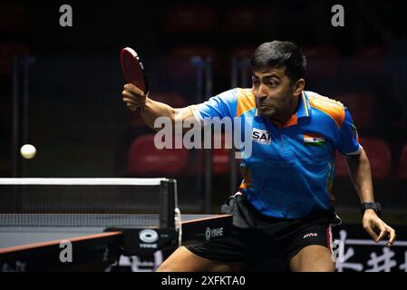 Bangkok, Thailandia. 4 luglio 2024. Harmeet Desai dell'India gioca contro Feng Yi-Hsin della Taipei cinese (non nella foto) durante il singolo round maschile di Ping-pong del 64 nella gara del World Table Tennis Star Bangkok 2024 allo Huamark Indoor Stadium. Feng Yi-Hsin ha vinto contro Harmeet Desai 3-2 (7:11, 11:8, 11:8, 7:11, 10:12) crediti: SOPA Images Limited/Alamy Live News Foto Stock