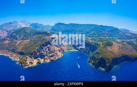 Vista panoramica aerea di Butterfly Beach o Kelebekler Vadisi. Butterfly Beach è una bellissima spiaggia vicino al villaggio di Oludeniz, distretto di Fethiye in Turchia. Foto Stock