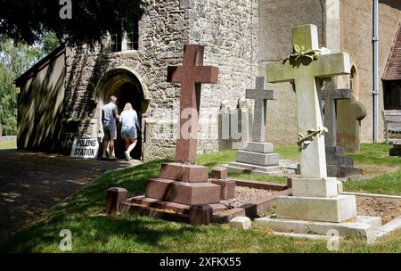 Una coppia arriva per esprimere il proprio voto alle elezioni generali del 2024 presso la All Saints Church di West Farleigh, nel Kent. Data foto: Giovedì 4 luglio 2024. Foto Stock