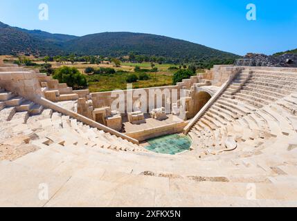 Teatro Romano presso l'antica città di Patara, la capitale della Licia. Si trova sulla costa vicino al villaggio di Gelemis nella provincia di Antalya, in Turchia. Foto Stock