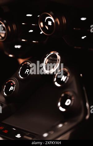 Dettaglio del pulsante di avviamento del motore e del selettore del cambio della console centrale Aston Martin Vantage, dettagli interni Luxury Sportscar, alta risoluzione Foto Stock