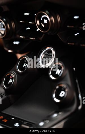 Dettaglio del pulsante di avviamento del motore e del selettore del cambio della console centrale Aston Martin Vantage, dettagli interni Luxury Sportscar, alta risoluzione Foto Stock