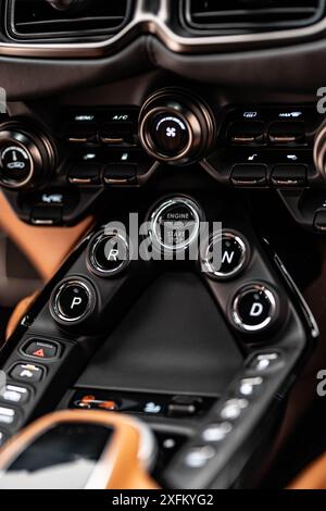 Selettore del cambio Aston Martin Vantage e pulsanti di avviamento del motore, dettaglio della consolle centrale sportiva di lusso - alta risoluzione Foto Stock