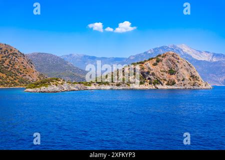 Vista panoramica aerea dell'isola di Gemiler o St. Nicholas vicino al villaggio di Oludeniz, distretto di Fethiye in Turchia Foto Stock