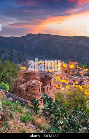 Stilo, Italia con la Chiesa Bizantina al tramonto. Foto Stock