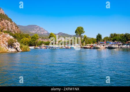 Barche sul fiume Dalyan nella città di Dalyan nella provincia di Mugla, Turchia Foto Stock