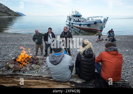 Escursione a terra dei turisti dalla nave subacquea "Valeria", lago Baikal, Siberia, Russia. Foto Stock