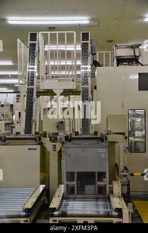 Macchine industriali della linea di produzione giapponese di monete in yen presso la sede centrale della zecca giapponese Foto Stock