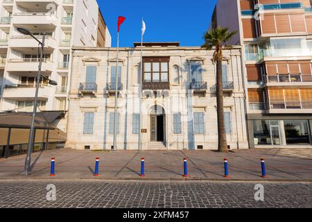 Izmir Ataturk Muzesi significa Museo è un museo in piazza Gundogdu nella spianata di Kordon nella città di Smirne in Turchia Foto Stock