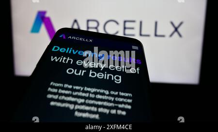 Telefono cellulare con sito web della società di biotecnologie statunitense Arcellx Inc. Davanti al logo aziendale. Mettere a fuoco in alto a sinistra sul display del telefono. Foto Stock