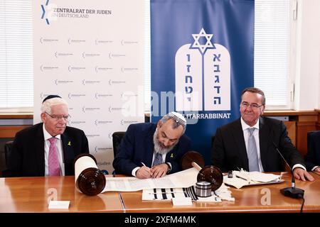 Berlino, Germania. 4 luglio 2024. Ministro federale della difesa Boris Pistorius (r), presidente del Consiglio centrale Dr. Josef Schuster e Rabbi Avichai Apel (M) alla dedica del rotolo della Torah per il rabbinato militare delle forze armate tedesche a Berlino. Crediti: Liesa Johannssen/Reuters/Pool/dpa/Alamy Live News Foto Stock