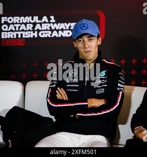 NORTHAMPTONSHIRE, REGNO UNITO. 4 luglio, 24. George Russell (Gran Bretagna) del team di F1 Mercedes-AMG PETRONAS ha partecipato alla conferenza stampa dei piloti di oggi durante il Gran Premio britannico Qatar Airways 2024 sul circuito di Sllverstone giovedì 4 luglio 2024 nel NORTHAMPTONSHIRE, INGHILTERRA. Crediti: Taka G Wu/Alamy Live News Foto Stock