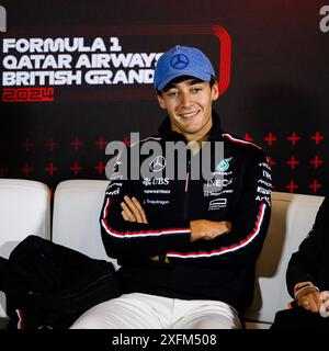 NORTHAMPTONSHIRE, REGNO UNITO. 4 luglio, 24. George Russell (Gran Bretagna) del team di F1 Mercedes-AMG PETRONAS ha partecipato alla conferenza stampa dei piloti di oggi durante il Gran Premio britannico Qatar Airways 2024 sul circuito di Sllverstone giovedì 4 luglio 2024 nel NORTHAMPTONSHIRE, INGHILTERRA. Crediti: Taka G Wu/Alamy Live News Foto Stock