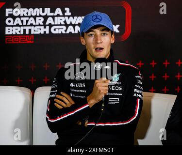 NORTHAMPTONSHIRE, REGNO UNITO. 4 luglio, 24. George Russell (Gran Bretagna) del team di F1 Mercedes-AMG PETRONAS ha partecipato alla conferenza stampa dei piloti di oggi durante il Gran Premio britannico Qatar Airways 2024 sul circuito di Sllverstone giovedì 4 luglio 2024 nel NORTHAMPTONSHIRE, INGHILTERRA. Crediti: Taka G Wu/Alamy Live News Foto Stock