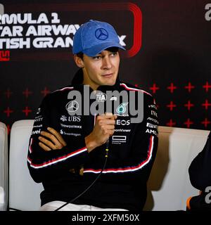 NORTHAMPTONSHIRE, REGNO UNITO. 4 luglio, 24. George Russell (Gran Bretagna) del team di F1 Mercedes-AMG PETRONAS ha partecipato alla conferenza stampa dei piloti di oggi durante il Gran Premio britannico Qatar Airways 2024 sul circuito di Sllverstone giovedì 4 luglio 2024 nel NORTHAMPTONSHIRE, INGHILTERRA. Crediti: Taka G Wu/Alamy Live News Foto Stock