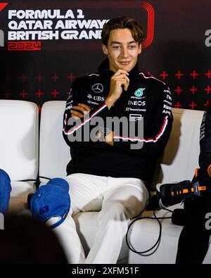 NORTHAMPTONSHIRE, REGNO UNITO. 4 luglio, 24. George Russell (Gran Bretagna) del team di F1 Mercedes-AMG PETRONAS ha partecipato alla conferenza stampa dei piloti di oggi durante il Gran Premio britannico Qatar Airways 2024 sul circuito di Sllverstone giovedì 4 luglio 2024 nel NORTHAMPTONSHIRE, INGHILTERRA. Crediti: Taka G Wu/Alamy Live News Foto Stock