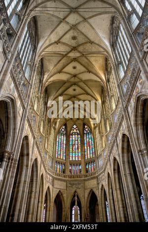 Castello di Praga, cattedrale gotica metropolitana dei Santi Vito, Venceslao e Adalberto, navata centrale e soffitto, Praga, Repubblica Ceca Foto Stock