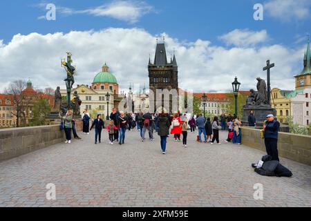 Ponte Carlo, Torre del Ponte della città Vecchia, Ponte ad arco in pietra medievale sul fiume Vitava, Praga, Boemia, Repubblica Ceca Foto Stock