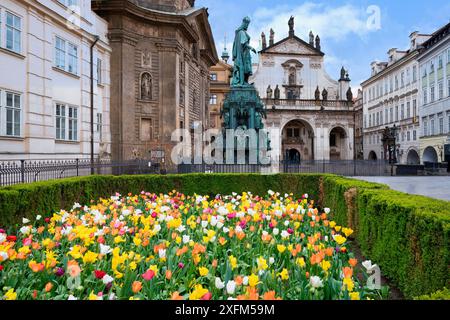 San Francesco d'Assisi e Chiesa di San Salvatore, Piazza Carlo con la statua di Carlo IV, Praga, Boemia, Repubblica Ceca Foto Stock